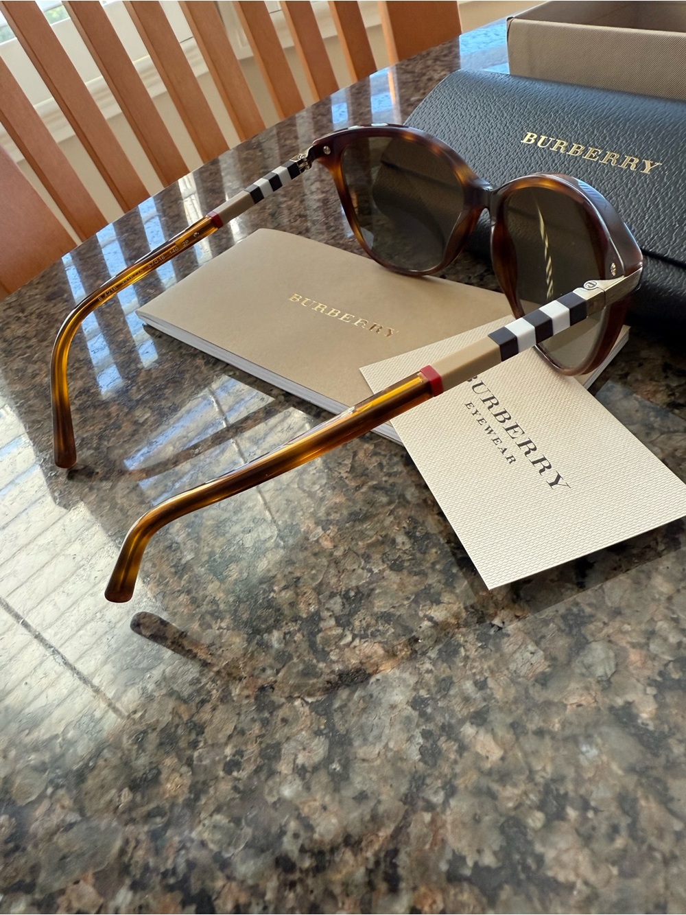 Burberry Sunglasses NEW with original case, lens cleaner, more - Picture 5 of 11